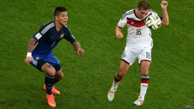 Marcos Rojo (kiri) berduel dengan Philip Lahm di final Piala Dunia 2014.