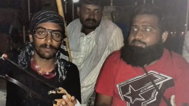 علی چن اور محمد شہزاد واہگہ بارڈر سے آئے تھے اور غلیل اور اُس سے پھینکنے کے لیے بنٹے ساتھ لائے تھے