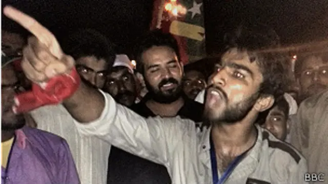 تیمور، ڈی چوک کے وسط میں کھڑے ہو کر با آوازِ بلند انقلابی شاعری سے ساتھیوں کو جوش دلانے لگے