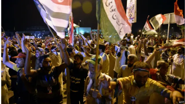 منزل پر پہنچتے ہی ہر ایک نے اپنے اپنے مگر منظم انداز میں پارلیمان کے سامنے ڈیرے ڈالنے شروع کر دیے