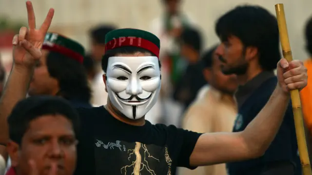 پاکستان تحریکِ انصاف اور عوامی تحریک کے حکومت مخالف مارچ منگل کو رات گئے اسلام آباد کے حساس اور اہم ترین علاقے ریڈ زون میں پارلیمان کے سامنے دھرنا دینے پہنچے۔