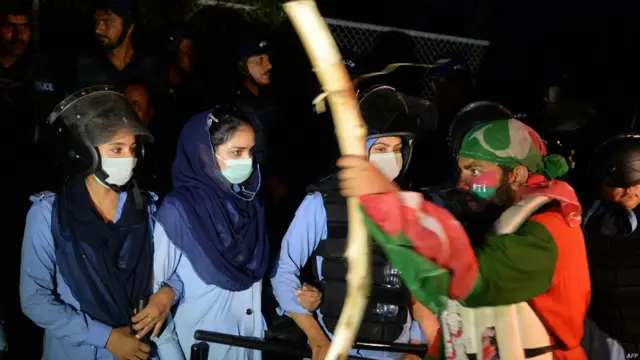 ریڈ زون کی حفاظت کے لیے پہلا حصار پولیس کا تھا لیکن مظاہرین کو کسی قسم کی مزاحمت کا سامنا نہیں کرنا پڑا۔