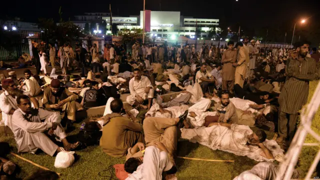 پارلیمان کے سامنے پہنچنے کے بعد کارکنوں میں سے جسے جہاں جگہ ملی وہ وہیں ڈھیر ہوگیا۔