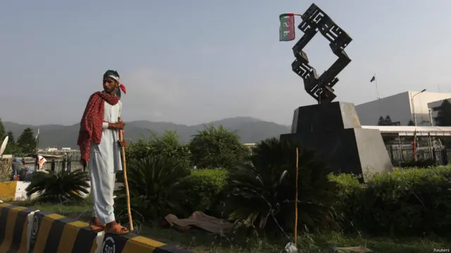 تحریکِ انصاف کے سربراہ عمران خان نے وزیراعظم نواز شریف کو بدھ کی شام تک مستعفی ہونے کی مہلت دی ہے اور ایسا نہ کرنے پر وزیراعظم ہاؤس کا رخ کرنے کی دھمکی بھی دی ہے۔