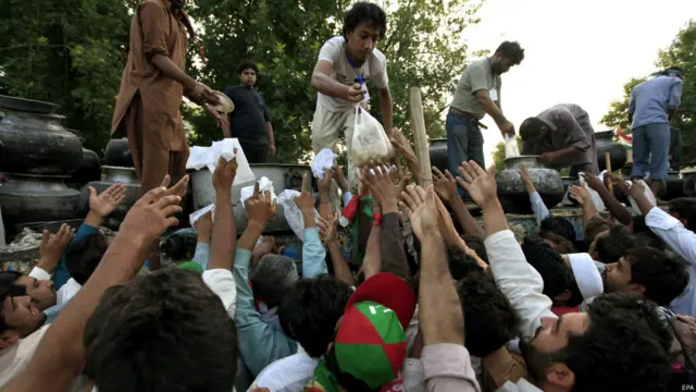 دھرنے کے مقام پر جمع کارکنوں کے لیے خوارک کا انتظام موجود تو ہے مگر ناکافی دکھائی دیتا ہے۔