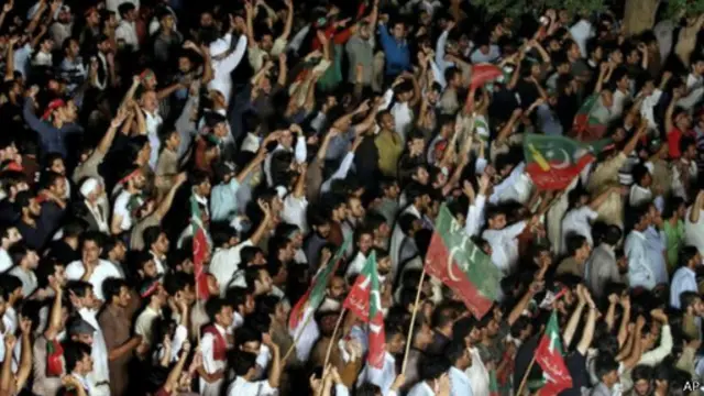 يطالب المحتجون برحيل نواز شريف بسبب ما يعتبرونه تزويرا للانتخابات العام الماضي واتهامات بالفساد