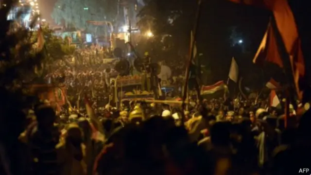 حالة من الابتهاج في أوساط المحتجين الأربعاء بعد أن أزالوا المتاريس ودخلوا إلى المنطقة الحمراء ليل الثلاثاء