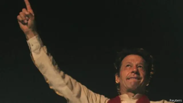 السياسي المعارض عمران خان يهدد باقتحام مقر رئيس الوزراء إذا لم تستقل الحكومة بحلول الثامنة مساء الأربعاء