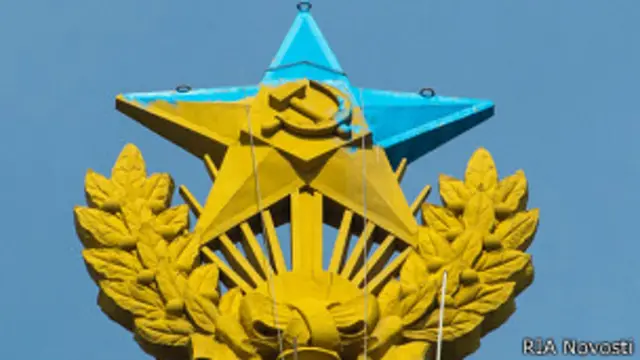 Звезда, покрашенная в цвета украинского флага