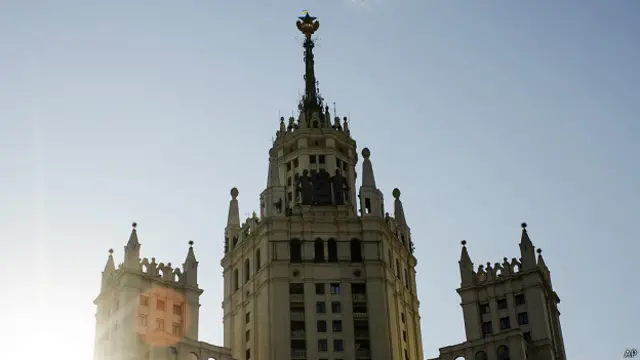 Флаг на высотке на Котельнической набережной