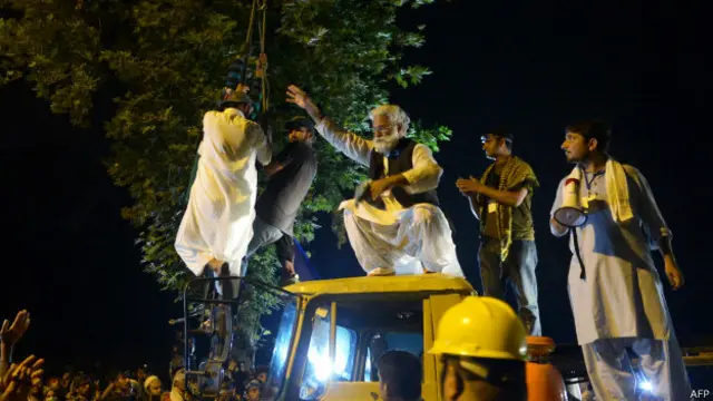 تحریکِ انصاف اور عوامی تحریک کے کارکن رکاوٹیں عبور کر کے پارلیمان کے سامنے پہنچے