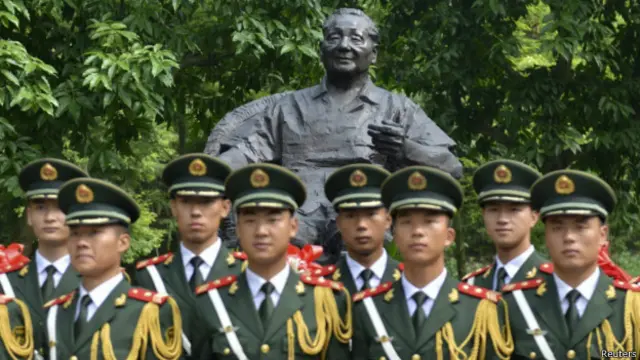 在四川广安,武警和邓小平塑像合影。