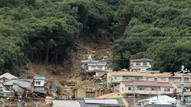 Petugas penyelamat di daerah permukiman korban longsor tanggal 20 Agustus di Hiroshima, Jepang.