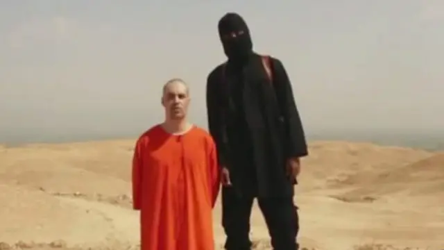 نارنجی لباس میں جیمز 