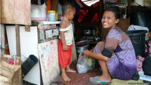 Nurhayati cùng con trai