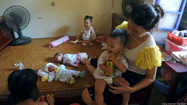 Báo cáo cũng nói hiện có 135 người thuộc diện bảo trợ xã hội đang sống tại chùa. Trong số này có 92 trẻ vị thành niên bao gồm 55 trẻ dưới 6 tuổi. Báo cáo nói 80 trẻ hiện vẫn chưa có giấy khai sinh.