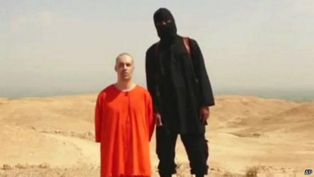 اتهم الرجل الملثم في الفيديو أمريكا بشن غارات يومية على تنظيم الدولة الإسلامية في العراق.