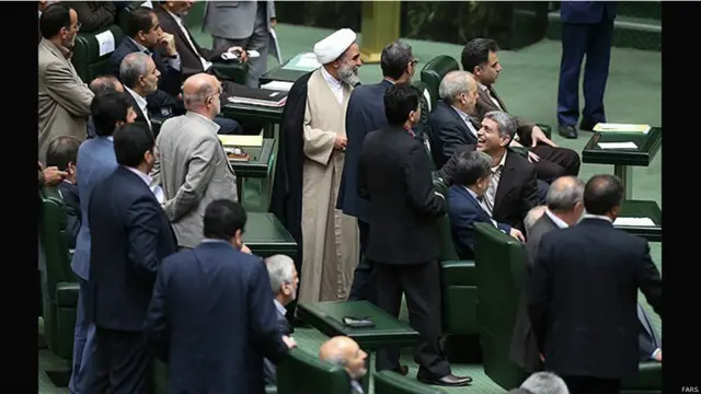 شماری از اعضای کابینه حسن روحانی در غیاب او، به مجلس آمده بودند