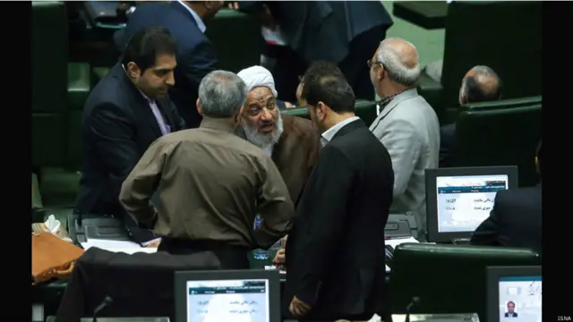 بیشتر نمایندگانی که امروز در جلسه استیضاح سخنرانی کردند از مخالفان آقای فرجی دانا بودند. شماری از مخالفان، وقت خود را به وزیر تحت استیضاح دادند