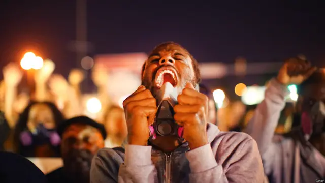 مائیکل براؤن کی ہلاکت کے بعد امریکی عوام میں نسلی مباحثہ شروع ہوگیا ہے۔