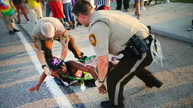 پولیس کے مطابق مظاہروں میں ان پر پیٹرول بموں سے حملے کیے گئے اور گولیاں چلائی گئیں، جس کے بعد انھوں نے متعدد افراد کو گرفتار کر لیا ہے۔ 