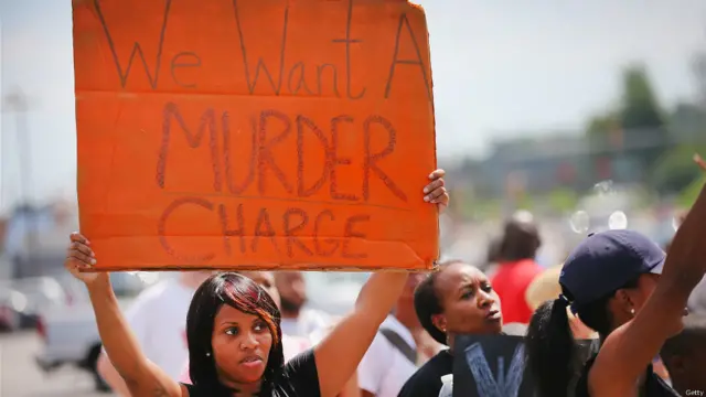 ریاست مزوری میں لوگوں نے مائیکل براؤن کی ہلاکت کا ذمہ دار پولیس کو ٹھہراتے ہوئے اسے ’قتل‘ قرار دیا ہے۔