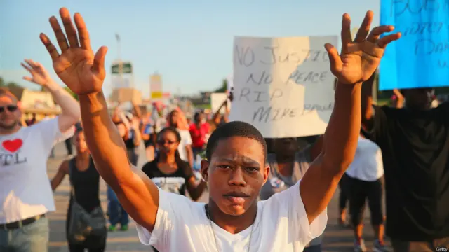 11 روز گزرنے کے بعد بھی مظاہرہ کرنے والوں کی تعداد میں کمی نہیں آ رہی۔ مزوری کے گورنر نے ریاست میں ایمرجنسی نافذ کر دی ہے۔
