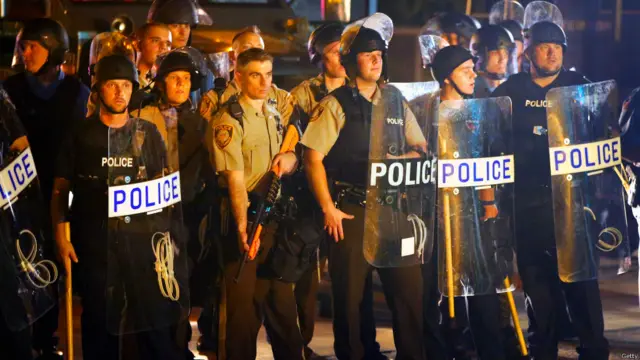 پولیس کے مطابق وہ مظاہروں کے دوران کسی بھی قسم کے تشدد میں شامل نہیں ہیں اور گولیاں چلانے سے گریز کر رہے ہیں۔