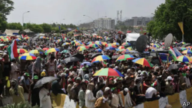 پاکستان عوامی تحریک نے شاہراہ دستور کے ایک حصے کو کسی حدتک کھولنے پر رضا مندی ظاہر کی ہے