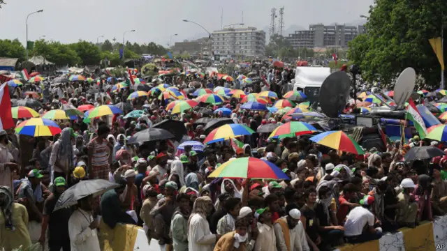 دھرنے میں ابتدا میں تو ہزاروں افراد موجود رہے لیکن وقت کے ساتھ ساتھ ان کی تعداد کم ہوتی گئی