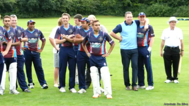 අරවින්දට එරෙහිව පන්දු යැවීමට ලැබීම මට ලැබුණු ගෞරවයක් -මාටින් බැට්ලී (දකුණේ සිට දෙවැනියා)