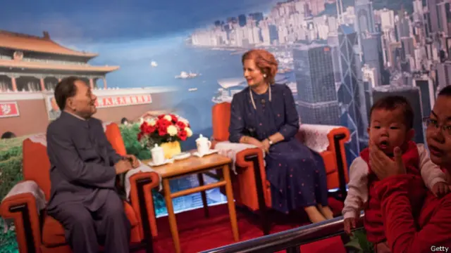 邓小平主张以一国两制解决香港主权问题