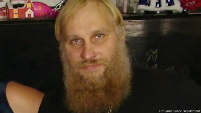 На фотографии, сделанной в 2013 году, Ромас Замольскис выглядит как священник.