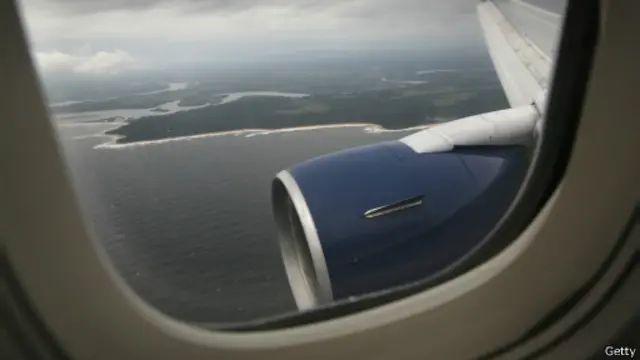 D'autres compagnies maintiennent leurs vols : ici, un avion de la compagnie américaine Delta Airways s'apprête à attérir à Monrovia, Liberia.