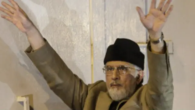 حکومت کا موقف ہے کہ طاہر القادری کی جانب سے کیے جانے والے اسمبلیوں کی تحلیل اور حکومت کے خاتمے کے مطالبے آئین سے متصادم ہیں