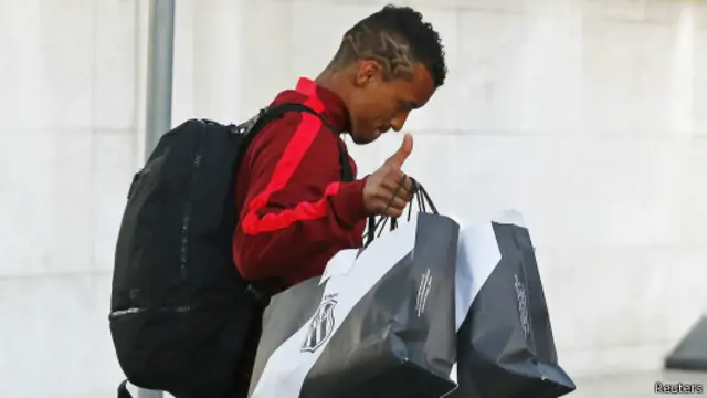 Marcos Rojo datang, Nani pergi.