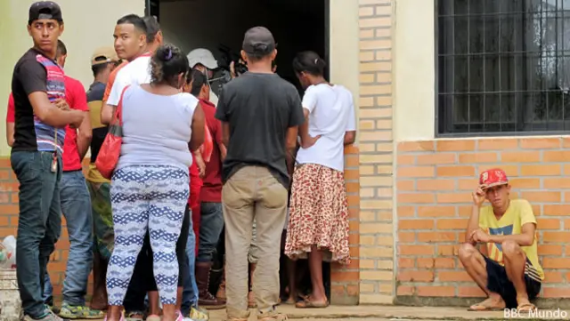 Personas hacen fila para examen de malaria
