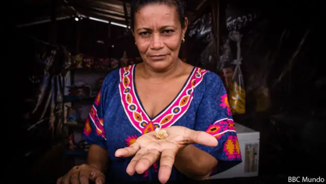 Mujer con piedra de oro