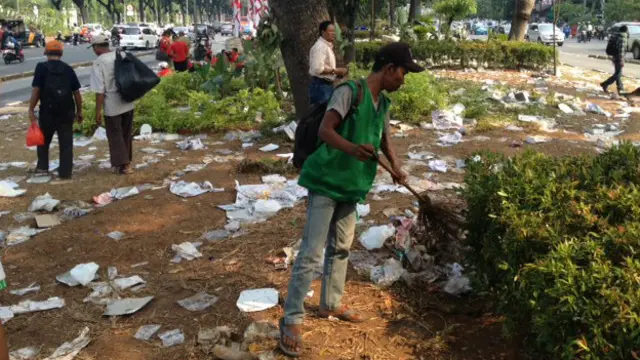 Taman-taman rusak akibat demonstrasi selama dua pekan. 