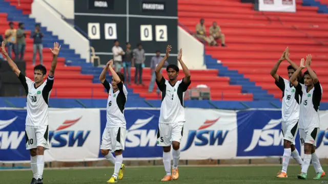 ونوں ٹیموں کی جانب سے بہت سے نوجوان کھلاڑیوں کو موقع دیا گیا۔ بی بی سی ہندی کے اقبال احمد نے بتایا کہ دونوں ٹیموں میں صرف تین تین سینیئر کھلاڑیوں کی اجازت تھی اور دیگر تمام کھلاڑی انڈر23 کے کھلاڑی تھے۔