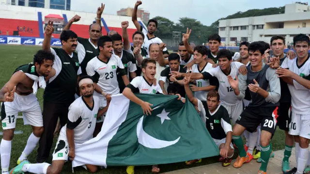 اس موقعے پر دونوں ٹیموں کے درمیان ’ہینڈ شیک فار پیس‘ یعنی امن کے لیے ہاتھ ملانے کی تقریب بھی ہوئی۔ فیفا کی درجہ بندی میں بھارت 150 ویں اور پاکستان 164 ویں نمبر پر ہے۔