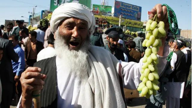 شهردار هرات میگوید که هزار و پانصد کیلوگرم انگور در این میدان به نمایش گذاشته شده.