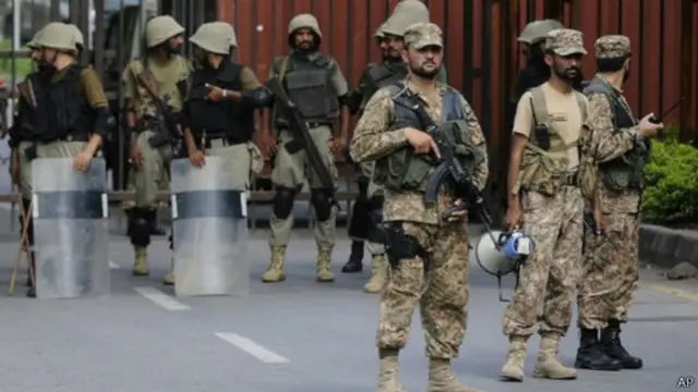 جنود باكستانيون في المنطقة الحمراء يحملون السلاح