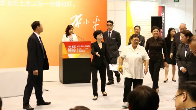 中央部委官員、香港特區官員以及鄧小平的兩個女兒鄧林與鄧榕出席了開幕儀式。
