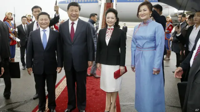 習近平（左二）、彭麗媛（右二）與蒙古總理阿勒坦呼亞格（左一）及其夫人（右一）在烏蘭巴托成吉思汗機場合照（21/8/2014）