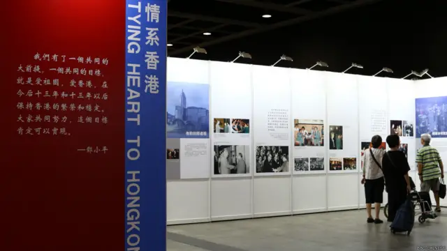 紀念鄧小平誕辰110週年的大型圖片展星期四（8月21日）在香港舉行。