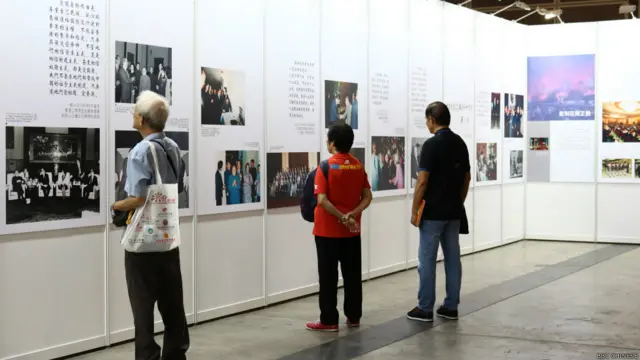 紀念鄧小平誕辰110週年的大型圖片展星期四（8月21日）在香港舉行。