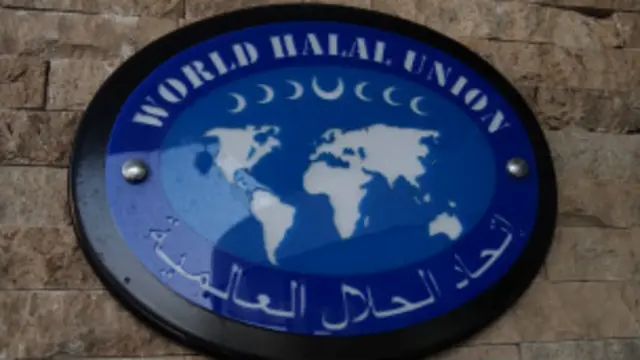 Adenya otelinin girişindaki mavi lövhədə 5 ulduzla yanaşı 7 aypara da əks olunub