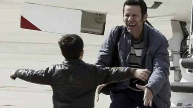 شمل عائلة الصحفي الأسباني خافيير اسبينوزا يلتئم بعد ستة أشهر قيد الاختطاف في سوريا