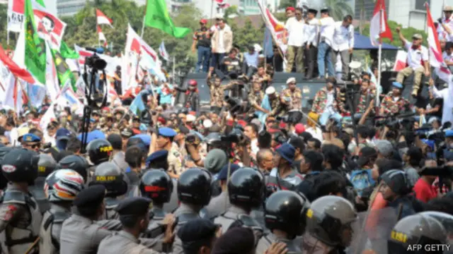 Massa Prabowo bisa dipukul mundur dan polisi menambah barikade.